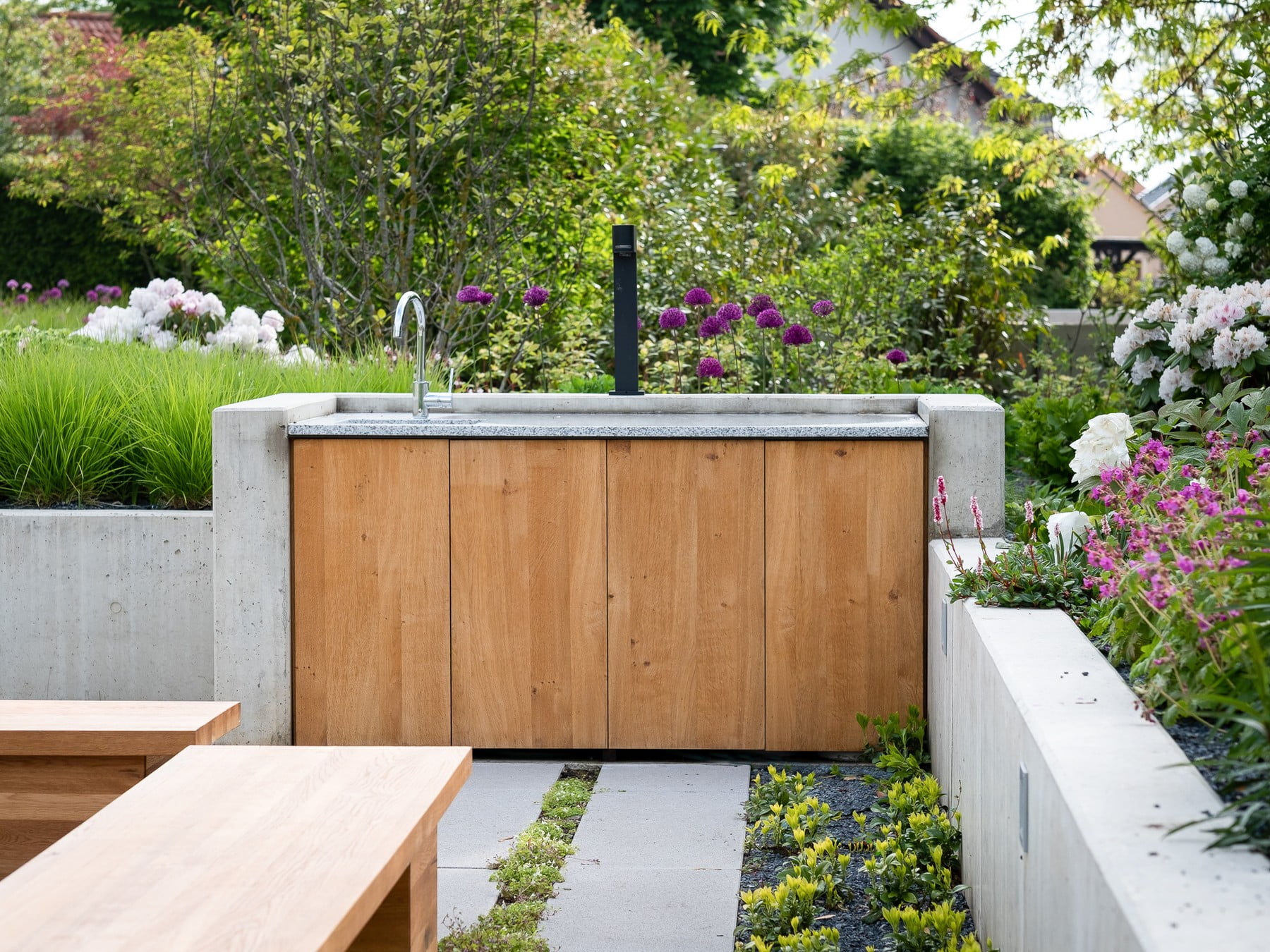 Zgradite svojo zunanjo kuhinjo - kombinirajte materiale, kot so beton, kamen in les