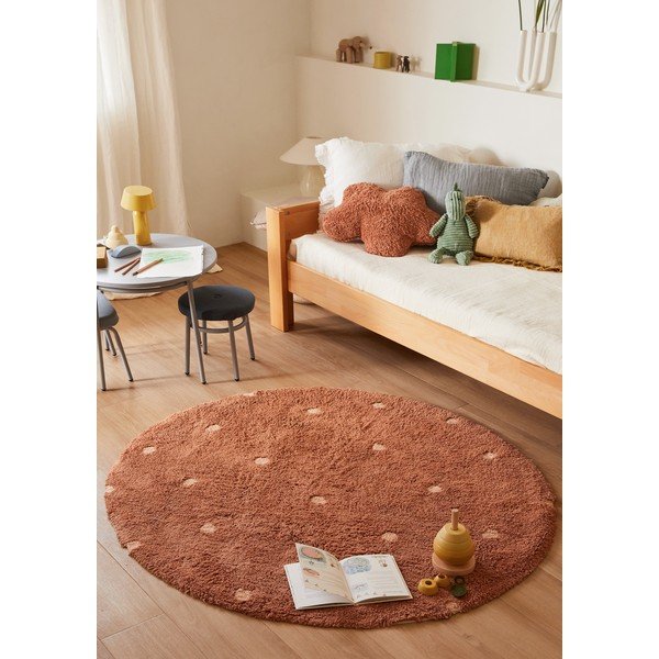 Opečnato oranžna pralna ročno tkana bombažna otroška preproga ø140 cm Round Dot Chestnut – Lorena Canals-image-1