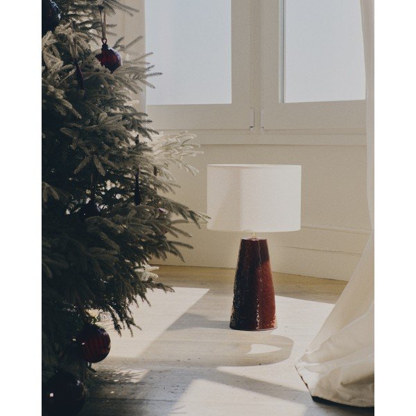 Rdeča/bela namizna svetilka s tekstilnim senčilom (višina 49 cm) Drava – Kave Home-image-2