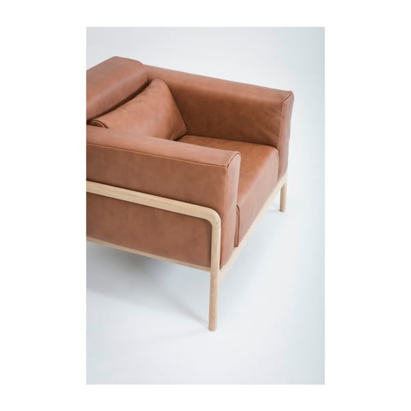 Fotelj iz konjak rjavega usnja z masivno hrastovo konstrukcijo Gazzda Fawn-image-2