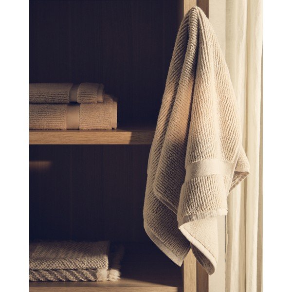 Bež frotirna bombažna brisača 50x90 cm Olvira – Kave Home-image-2