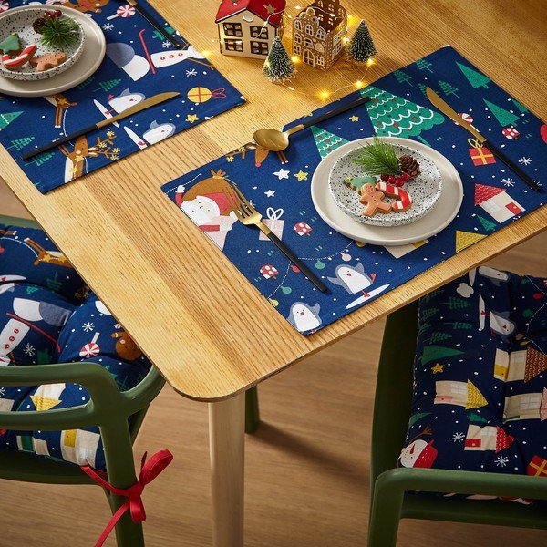 Tekstilni pogrinjek z božičnim motivom 2 ks 30x46 cm Santa's Christmas Wonderland – Catherine Lansfield-image-3