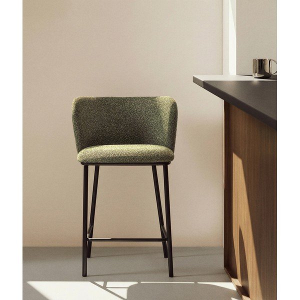 Temno zelen oblazinjen barski stol (višina sedeža 65 cm) Ciselia – Kave Home-image-1