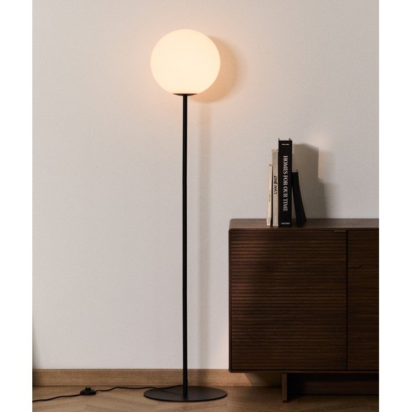 Bela/črna stoječa svetilka s steklenim senčilom (višina 165 cm) Brisia – Kave Home-image-1