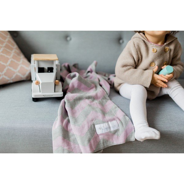 Roza-siva bombažna otroška odeja Kindsgut Zigzag, 80 x 100 cm-image-4