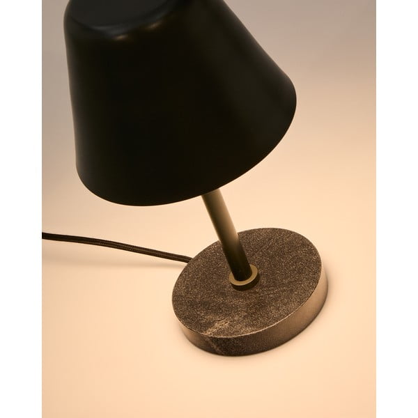 Temno zelena/črna marmorna namizna svetilka s kovinskim senčilom (višina 32 cm) Calina – Kave Home-image-2