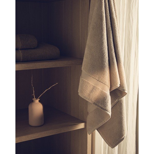 Bež frotirna bombažna brisača 70x140 cm Olvira – Kave Home-image-3