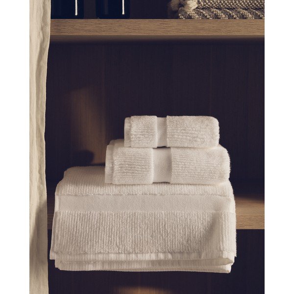 Bela frotirna bombažna brisača 70x140 cm Olvira – Kave Home-image-1