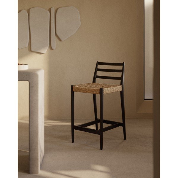 Barski stol iz masivnega hrasta v črni in naravni barvi (višina sedeža 65 cm) Analy – Kave Home-image-1