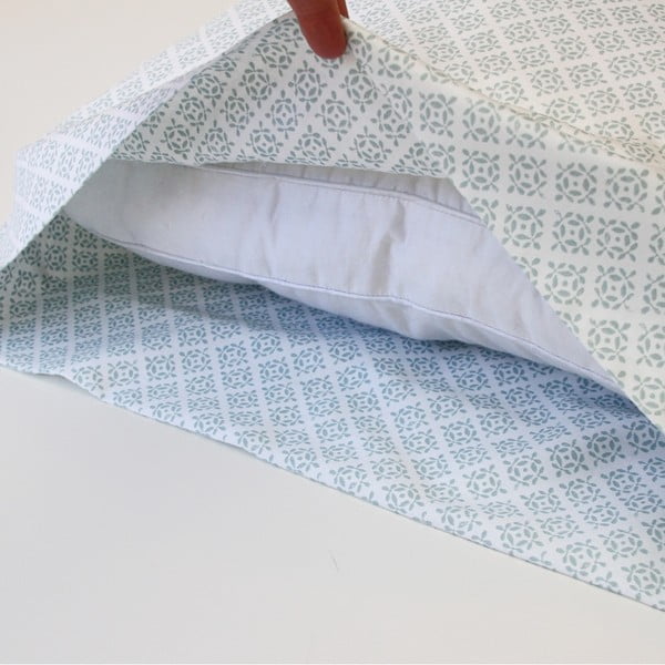 Komplet 2 črnih vzglavnikov Happy Friday Basic, 50 x 80 cm-image-1