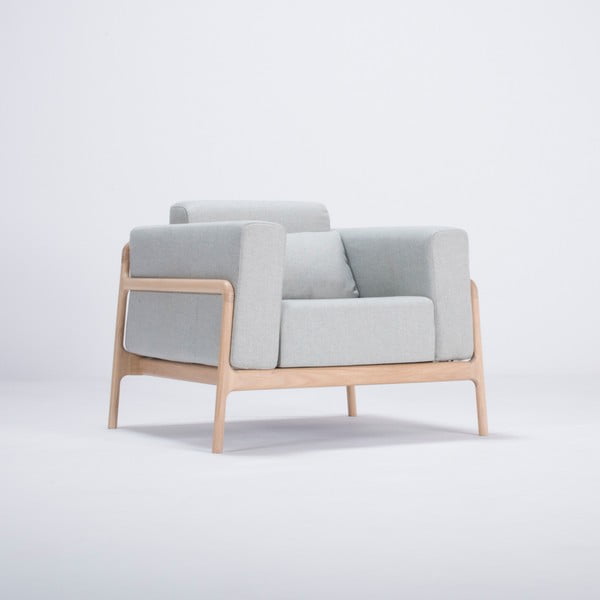 Fotelj s strukturo iz hrastovega lesa z modro-sivim tekstilnim sedežem Gazzda Fawn