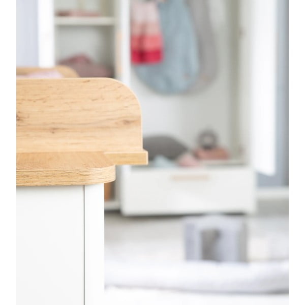 Bela nizka otroška komoda v hrastovem dekorju s previjalnim pultom 119x100 cm Ava – Roba-image-4