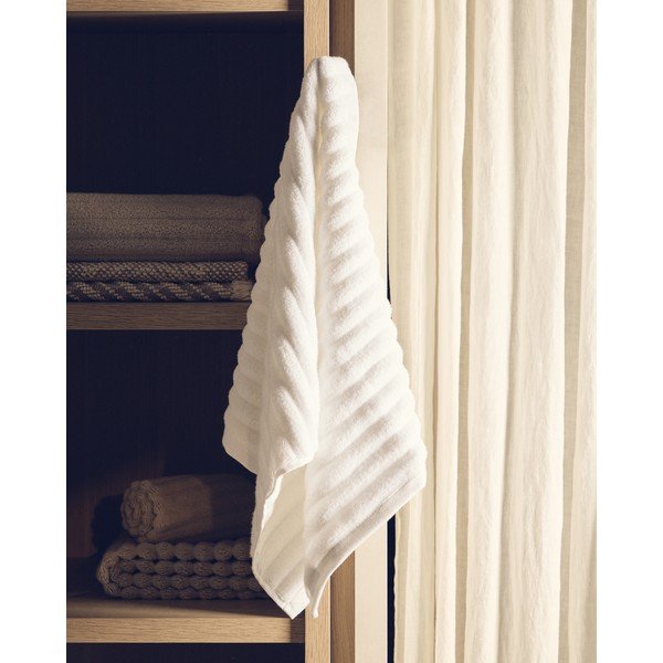 Bela frotirna bombažna brisača 70x140 cm Navira – Kave Home-image-2