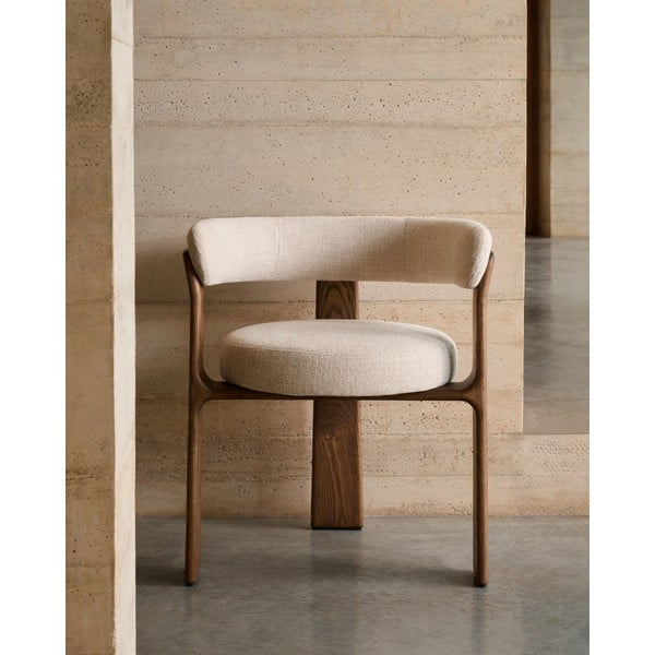 Rjav/bež jedilni stol z nasloni za roke iz masivnega jesena Granite – Kave Home-image-1