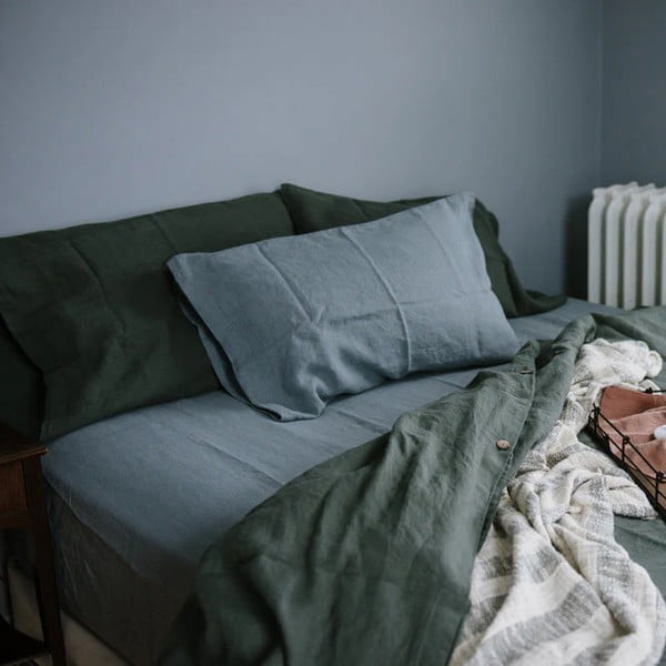 Modra/siva napenjalna lanena rjuha 160x200 cm Blue Fog – Linen Tales-image-1