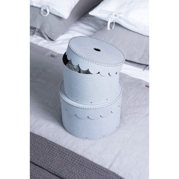 Svetlo sive kartonaste škatle s pokrovom za shranjevanje v kompletu 2 ks ø 26x17,5 cm Wilma – Bigso Box of Sweden-image-1