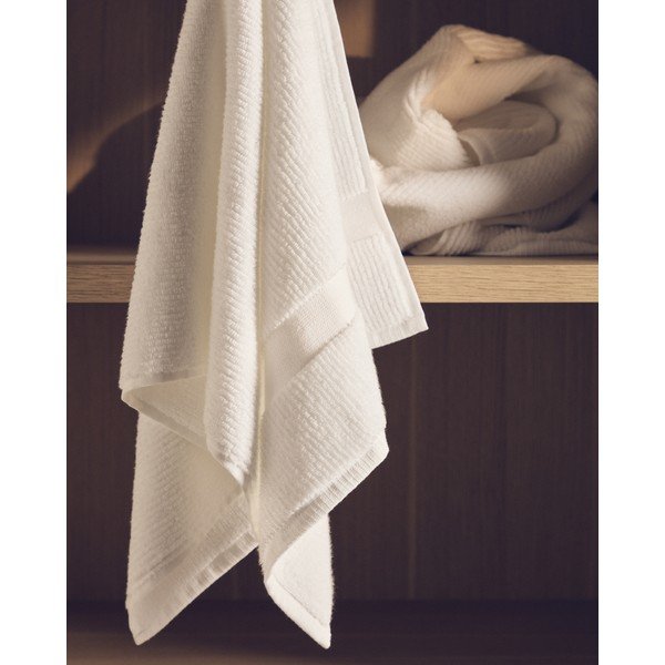 Bela frotirna bombažna brisača 70x140 cm Olvira – Kave Home-image-4