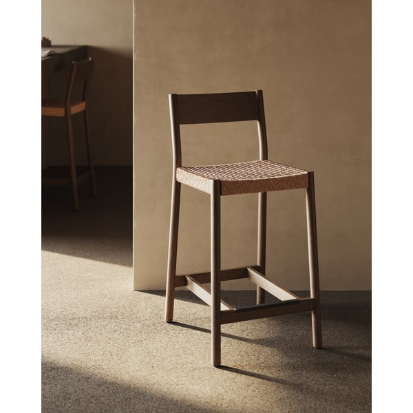 Rjav barski stol iz masivnega hrasta (višina sedeža 65 cm) Yalia – Kave Home-image-1