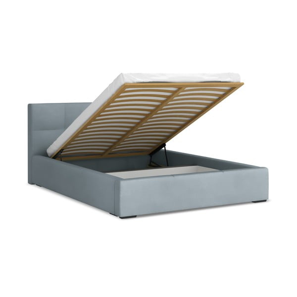 Svetlo modra žametna oblazinjena zakonska postelja s prostorom za shranjevanje z letvenim dnom 140x200 cm Hiko – Makamii-image-1