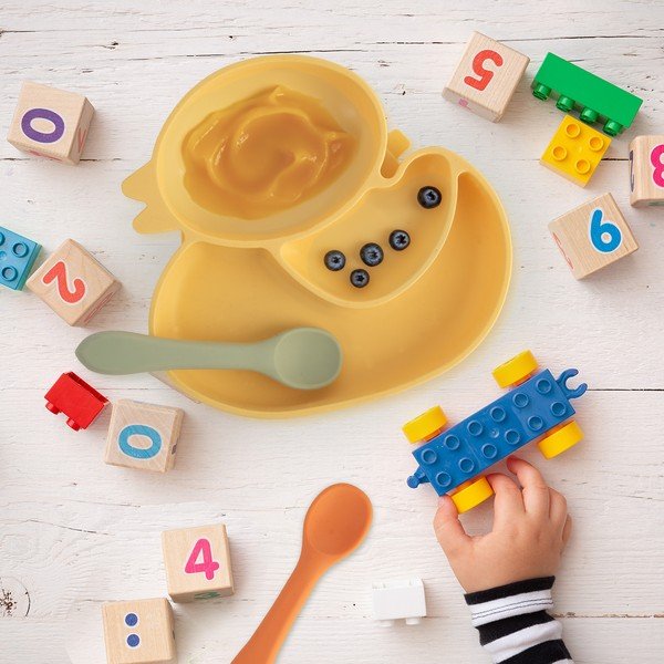 Rumen silikonski otroški krožnik 19x19,5 cm Chicken – Orion-image-4