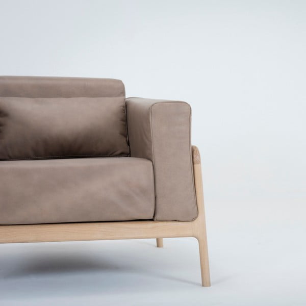 Svetlo rjav usnjen fotelj z masivno hrastovo konstrukcijo Gazzda Fawn-image-3