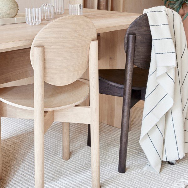 Jedilni stol iz masivnega jesena v svetli naravni barvi Oy – OYOY Living Design-image-1