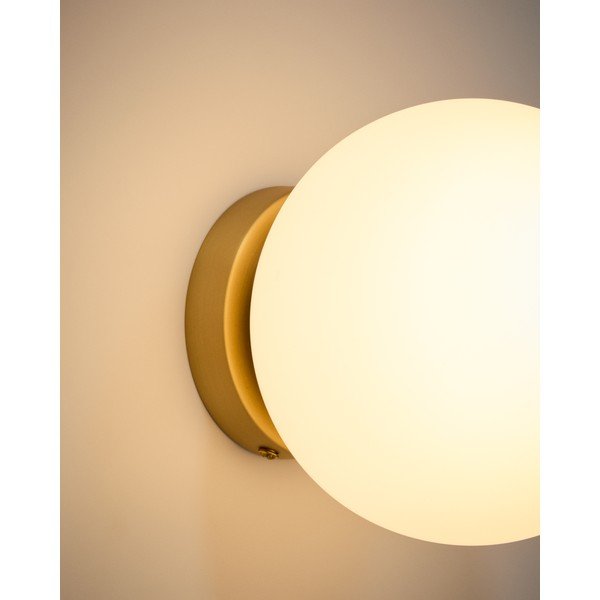 Bela/v zlati barvi stenska svetilka ø 15 cm Brisia – Kave Home-image-2