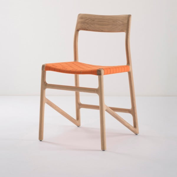Jedilni stol iz masivnega hrastovega lesa z oranžnim sedežem Gazzda Fawn
