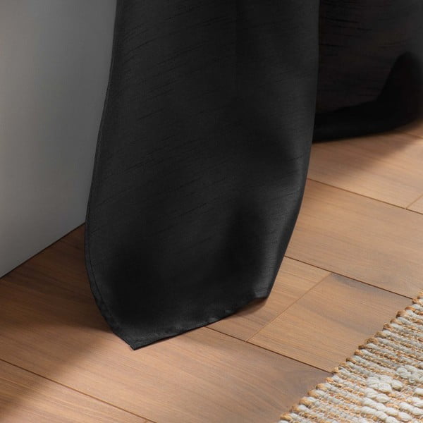 Črna zavesa iz mikrosatena 140x240 cm Shana – douceur d'intérieur-image-3