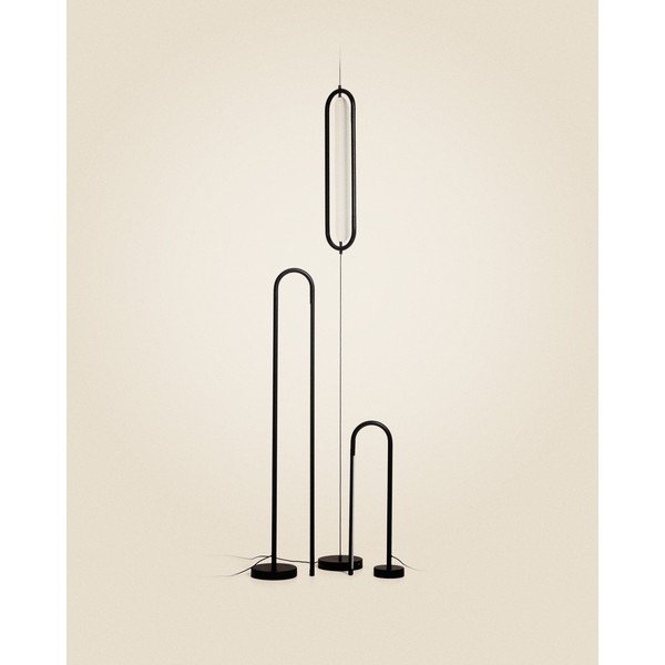 Črna LED stoječa svetilka (višina 300 cm) Bow – Kave Home-image-3