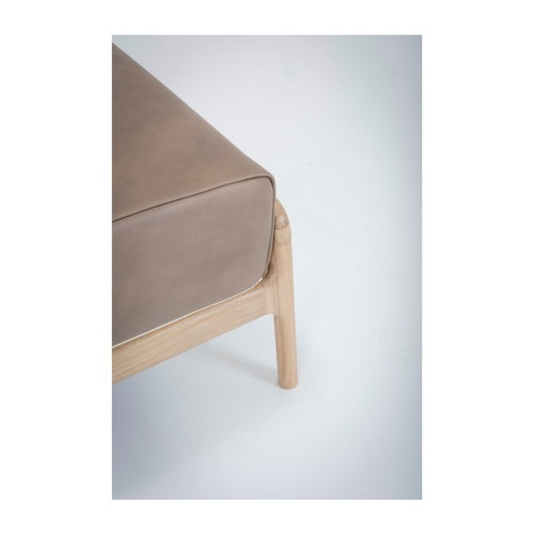 Svetlo rjav usnjen kavč z masivno hrastovo konstrukcijo Gazzda Fawn-image-3