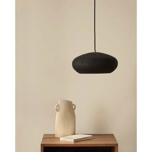 Črna viseča svetilka s kovinskim senčilom ø 30 cm Inda – Kave Home-image-1