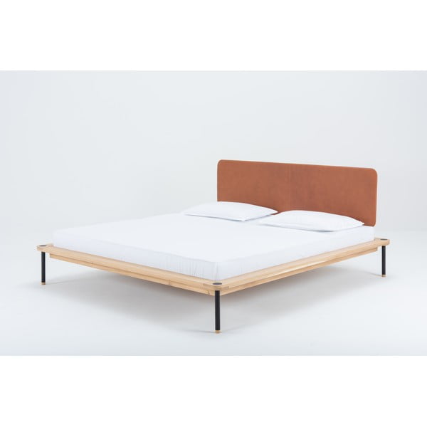 Oblazinjena zakonska postelja iz hrastovega lesa z letvenim dnom v rjavi in naravni barvi 160x200 cm Fina - Gazzda-image-4