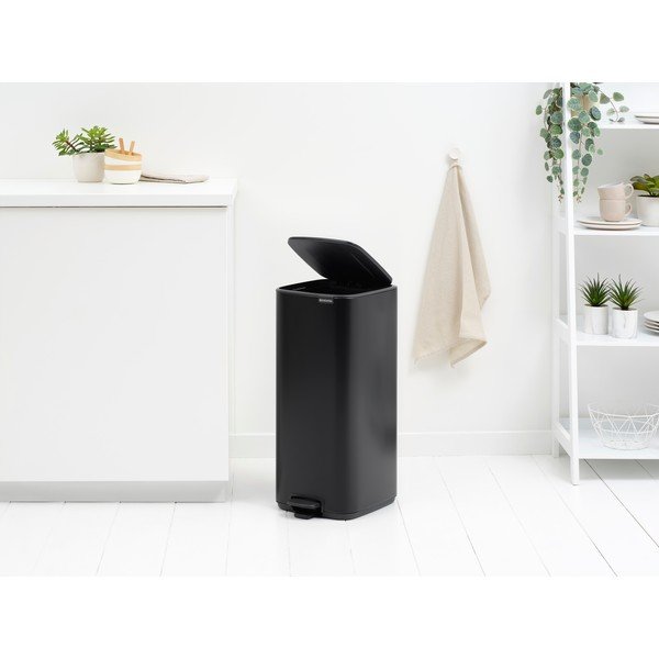 Mat črn jeklen koš za smeti s pedalom 30 l Bo – Brabantia-image-2