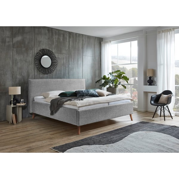 Svetlo siva oblazinjena zakonska postelja s prostorom za shranjevanje z letvenim dnom 180x200 cm Riva – Meise Möbel-image-1