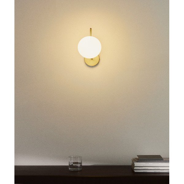 Bela/v zlati barvi kovinska stenska svetilka ø 15 cm Brisia – Kave Home-image-1