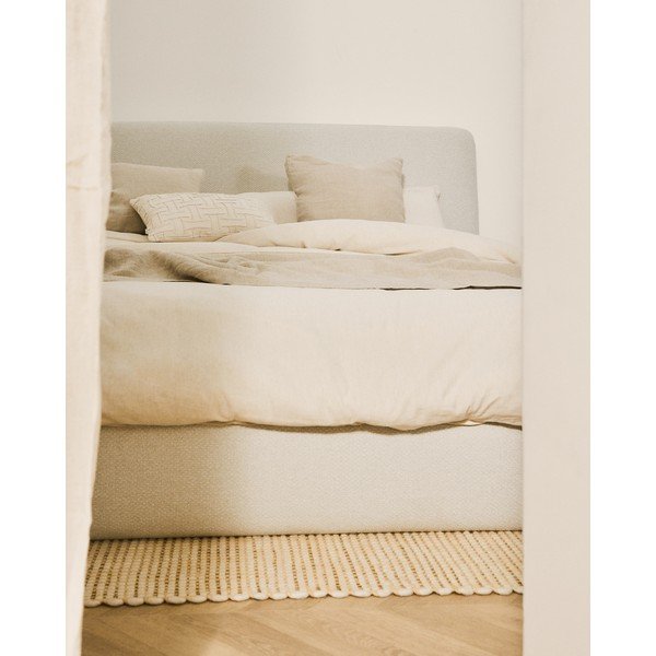 Bež oblazinjena zakonska postelja brez letvenega dna 180x200 cm Martina – Kave Home-image-2