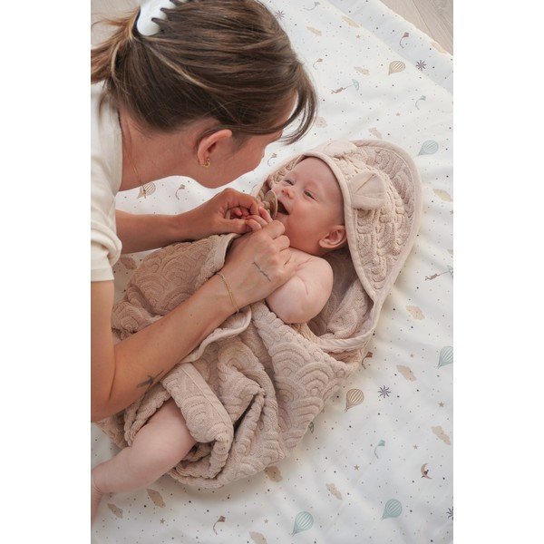 Bež otroška brisača s kapuco iz organskega bombaža 80x80 cm Almond – Cam Cam Copenhagen-image-2