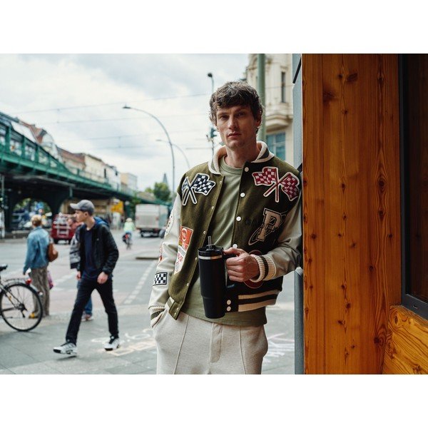 Črna termovka s slamico iz nerjavečega jekla 890 ml Quencher H2.O FlowState™ Tumbler Black 2.0 – Stanley-image-1