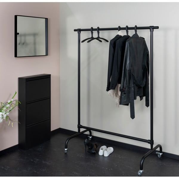 Črno kovinsko stojalo za oblačila na kolesih Luuk – Spinder Design-image-1