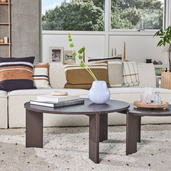 Okrogla klubska mizica iz masivnega jesena v temni naravni barvi ø 65 cm Oy – OYOY Living Design-image-1
