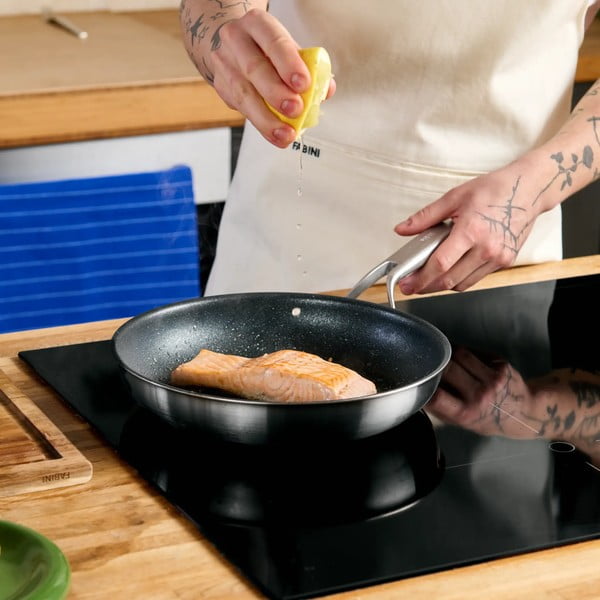 Ponev z neprijemljivo površino iz nerjavečega jekla ø 26 cm Lucca 3.0 – FABINI-image-1