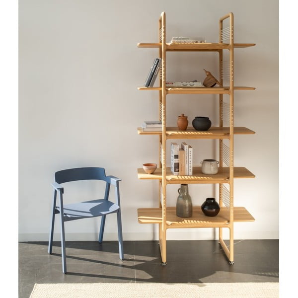 Moder jedilni stol z nasloni za roke iz masivnega hrasta Flip – Gazzda-image-1