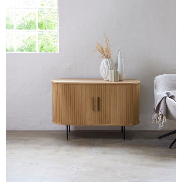 Komoda v hrastovem dekorju z drsnimi vrati v naravni barvi 120x76x45 cm Nola – Unique Furniture-image-1