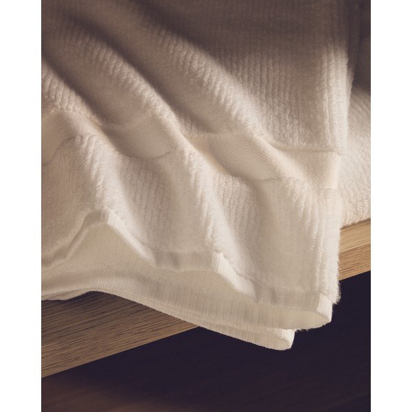 Bela frotirna bombažna brisača 70x140 cm Olvira – Kave Home-image-2