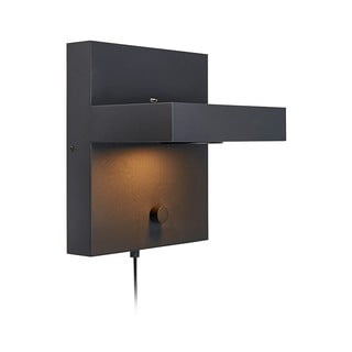 Črna stenska svetilka s polico in polnilno postajo USB Markslöjd Kubik
