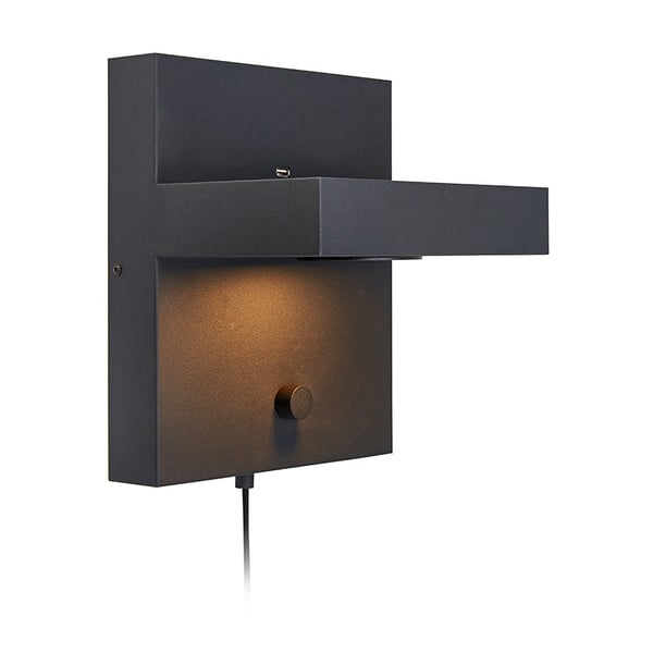 Črna stenska svetilka s polico in polnilno postajo USB Markslöjd Kubik