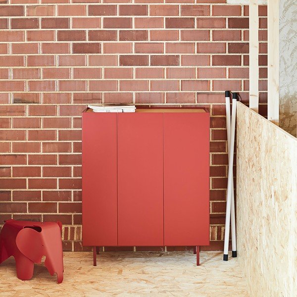 Rdeča visoka komoda v hrastovem dekorju 95x120 cm Arista – Teulat-image-1