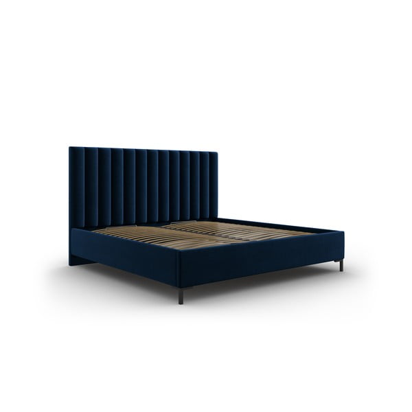 Temno modra oblazinjena zakonska postelja s prostorom za shranjevanje z letvenim dnom 140x200 cm Casey – Mazzini Beds