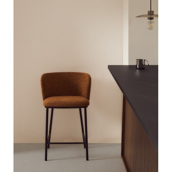 Oblazinjen barski stol v barvi terakote (višina sedeža 65 cm) Ciselia – Kave Home-image-1